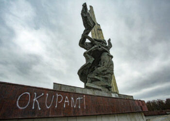 Pamätník sovietskych „osloboditeľov“ napokon v Rige zbúrali