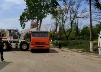 Rusi vyčistia pôrodnicu, ktorú zbombardovali v Mariupole (video)