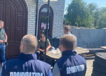 Šéfa charitatívneho fondu zadržali za predaj áut dovezených pre armádu