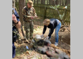 Telá dvoch mužov, ktorých Rusi zastrelili a odviezli v tanku, našli v oblasti Kyjeva