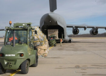Z Litvy priletelo na Ukrajinu lietadlo s protilietadlovými raketovými systémami Stinger