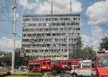 Záchranári rozobrali trosky po ruskom raketovom útoku na Vinnyciu
