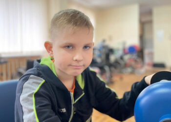 11-ročný Artem po kóme a ôsmich operáciách opäť beží a hrá futbal