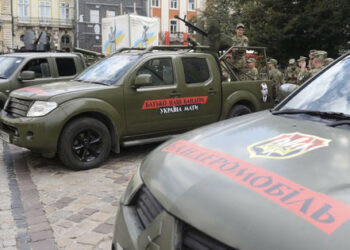 V centre Ľvova sa predviedli bojové vozidlá s guľometmi pre ozbrojené sily