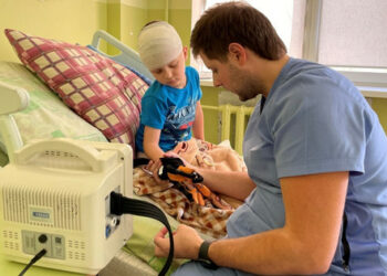 Dobrodinci predstavili detskej nemocnici prístroj na obnovenie funkcie rúk