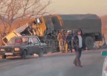 V Donbase nákladné auto ruskej armády rozdrvilo mikrobus, veľa mŕtvych