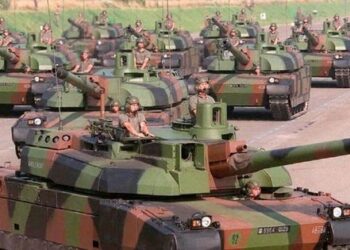 Macron pripustil možnosť zásobovať Ukrajinu francúzskymi tankami Leclerc