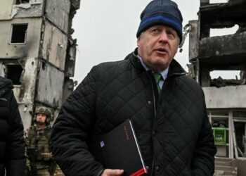 Putin sa pred inváziou na Ukrajinu vyhrážal Johnsonovi raketovým útokom