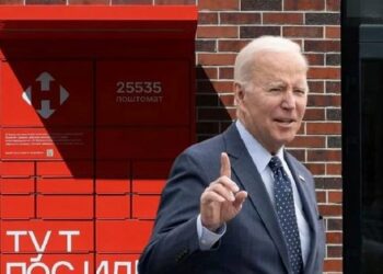 "Volod, nechal ťa prekvapenie na pošte." Návšteva Joea Bidena na Ukrajine v mémoch