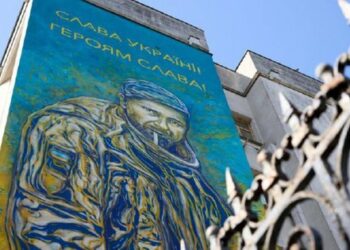 У центрі Києва з'явився мурал зі страченим росіянами військовим. Фото дня