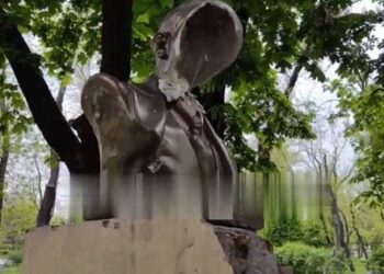 Партизани розбили бюст Леніна в окупованому Маріуполі (відео)