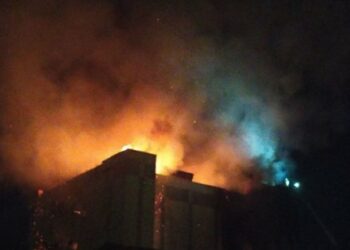 У Маріуполі підлітки підпалили «Український дім» на знак протесту проти окупантів