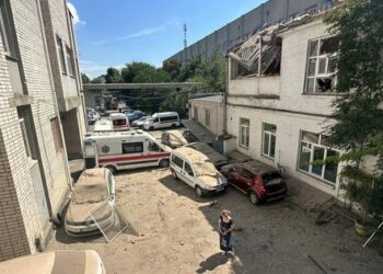 Внаслідок обстрілу лікарні у Херсоні загинув лікар та постраждала медсестра