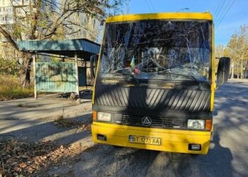 Росіяни влучили у маршрутку у Херсоні, щонайменше семеро поранених