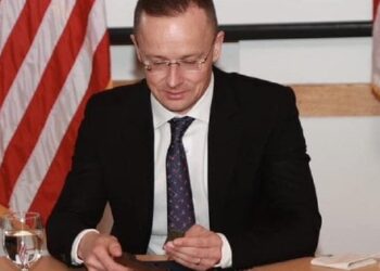 Голові МЗС Угорщини подарували уламок знищеного біля Києва російського танка