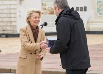 Урсула фон дер Ляєн передала українським прокурорам та поліцейським 50 нових позашляховиків