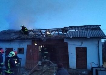 На Прикарпатті загасили пожежу від падіння уламків збитої ракети