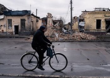 МВС підтвердило, що росіяни беруть у полон та розстрілюють цивільних у Вовчанську