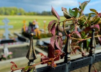 Росіяни заборонили жителям окупованих територій відвідувати кладовища у поминальний понеділок