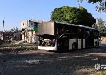 На Донеччині росіяни авіабомбою атакували зупинку, четверо загиблих