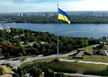 Над Києвом урочисто підняли державний прапор України
