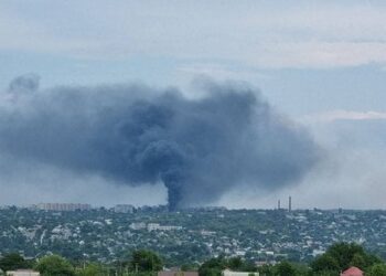 В окупованому Луганську пролунали потужні вибухи та виникла пожежа