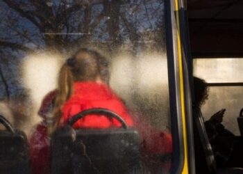 Російська армія FPV-дроном влучила в рейсовий автобус на Сумщині