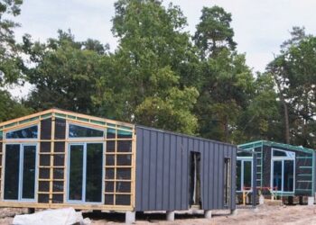 На Рівненщині зводять модульне котеджне містечко для поранених військових