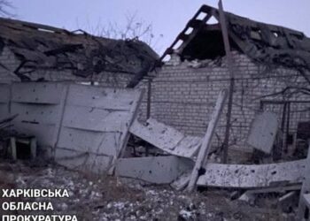 Росіяни вдарили ракетою по селищу на Харківщині, є загиблі